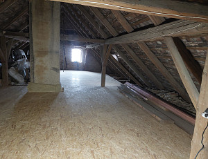 Zateplení stropu rodinného domu pomocí foukané izolace